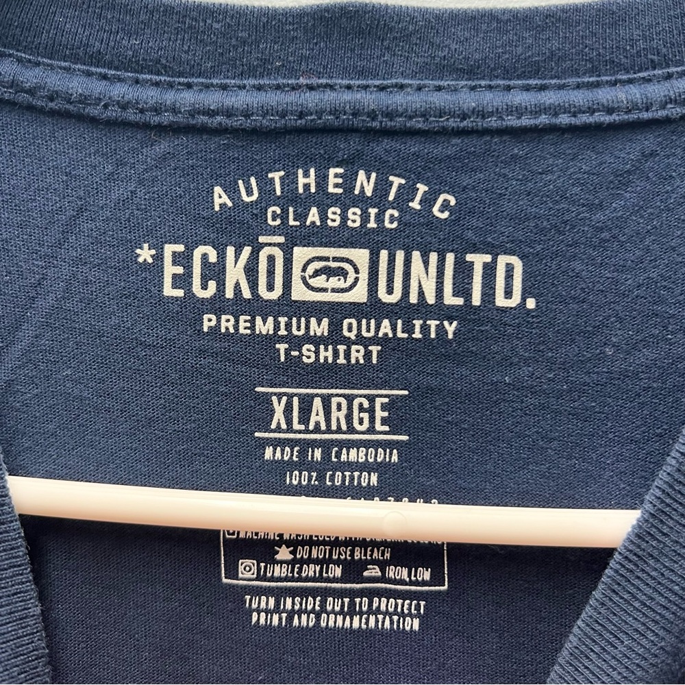 $7🚨CLEAROUT🚨Ecko Unlimited Dark Blue T-Shirt with Red Graphic - Picture 3 of 3